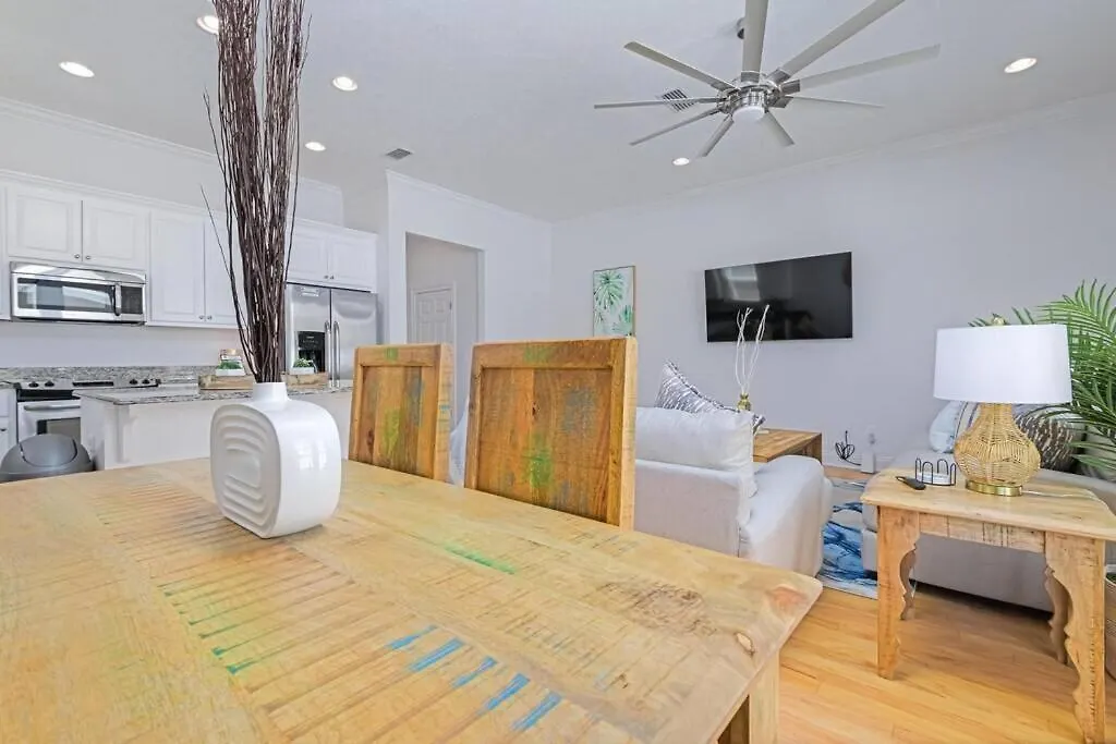 * Sugar Sands * Steps To Beach * Pool * Balconies * Panama City Beach Holiday home